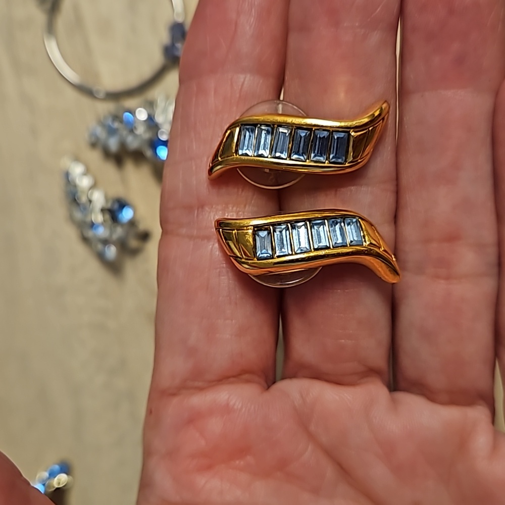 Mixed Jewelry Lot blue rhinestones 3 prs. of earrings 2 pins silvertone goldtone - Picture 2 of 9
